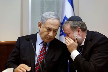 Benjamin Netanyahu escucha a su seretario de gabinete, Avichai Mendelblit. (Gali TIBBON | AFP)