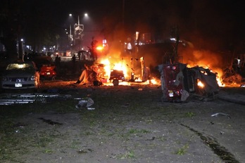 Restos de vehículos ardiendo en el lugar del atentado. (Abdirazak Hussein FARAH/AFP)