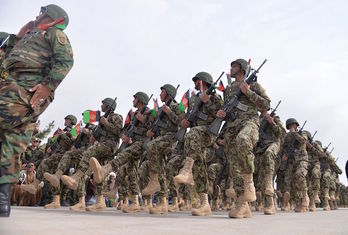 Desfile de fuerzas de seguridad afganas. (Hoshang HASHIMI / AFP)