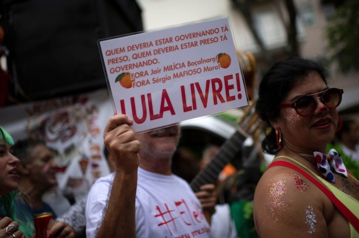 Un hombre pide la libertad para Lula en el desfile de Carnaval. (Mauro PIMENTEL/AFP)