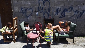 Varias niñas descansan tras jugar en la calle. (AFP)