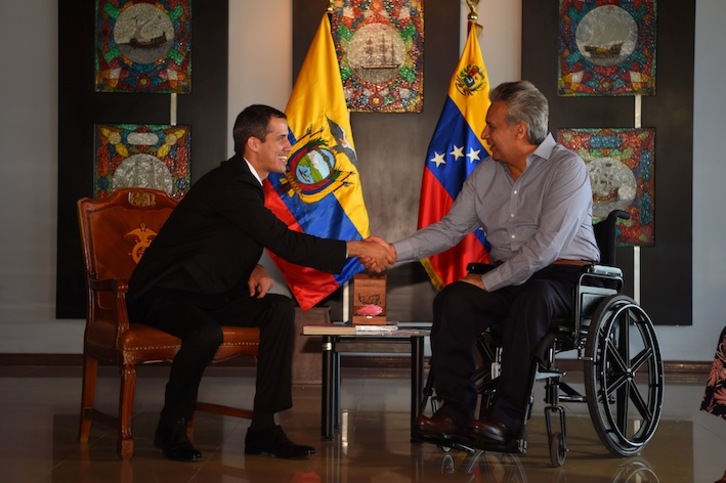Juan Guaidó, con Lenín Moreno. (Rodrigo BUENDÍA/AFP)