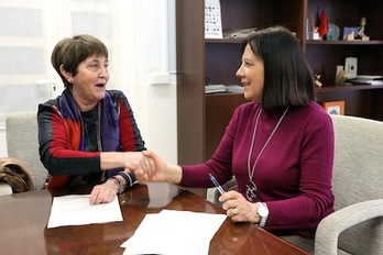 Firma del convenio entre el Consistorio y la Asociación de Familiares de Enfermos de Alzheimer. (AYUNTAMIENTO DE IRUÑEA) 