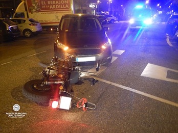 En la colisión entre una moto y un coche registrada en Iruñea se ha producido un herido leve. (POLICÍA MUNICIPAL DE IRUÑEA)