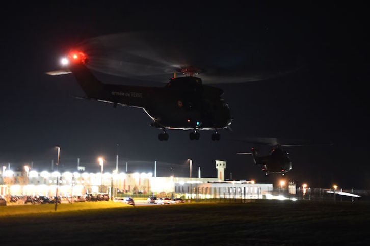 Helicópteros del Ejército en la cárcel de Condé-Sur-Sarthe. (Jean-François MONIER/AFP)
