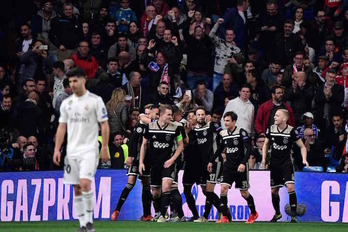 Los jugadores del Ajax celebran uno de los cuatro goles (Javier SORIANO/AFP)