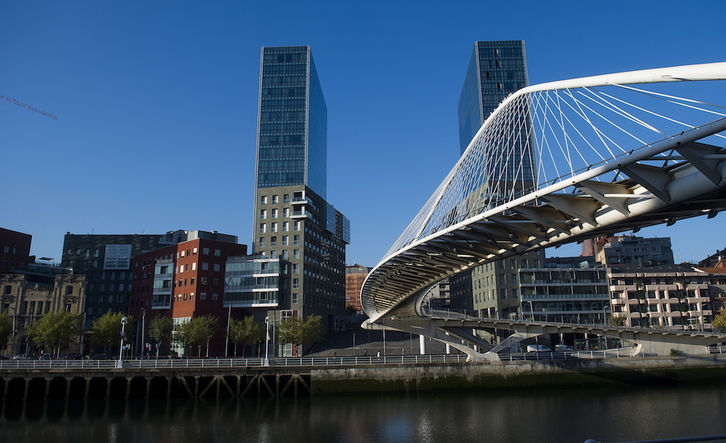 Las torres Isozaki de Bilbo. (Luis JAUREGIALTZO / FOKU)