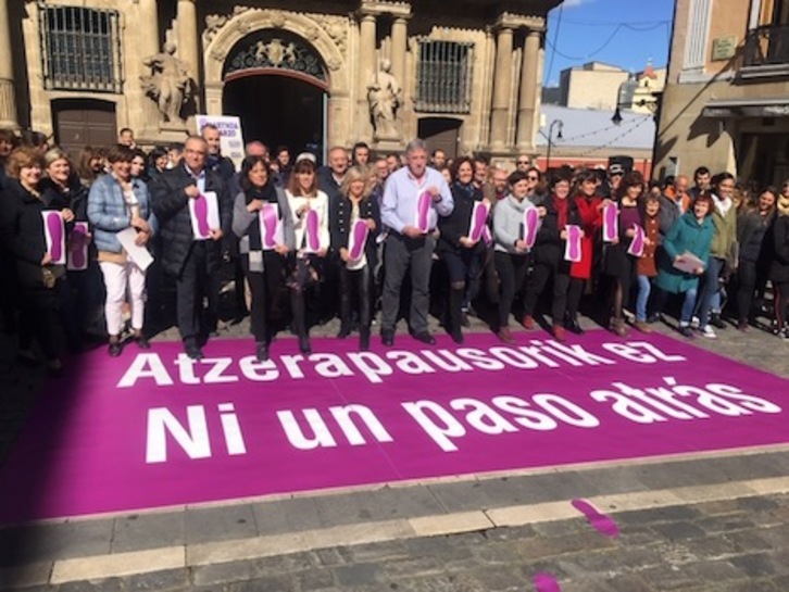 Acto institucional del Ayuntamiento de Iruñea en apoyo al 8M y por la igualdad.