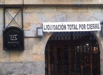 El local de las Tres ZZZ en la calle Comedias de Iruñea anuncia su liquidación por cierre.