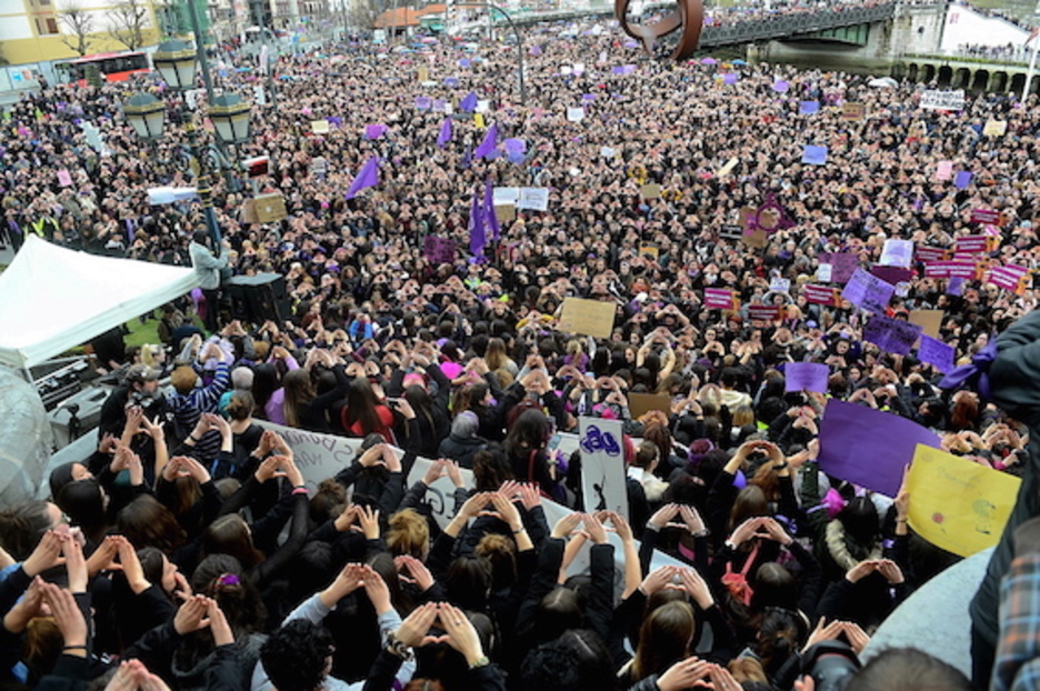 Miles de mujeres junto al Ayuntamiento de Bilbo. (Luis JAUREGIALTZO/FOKU)