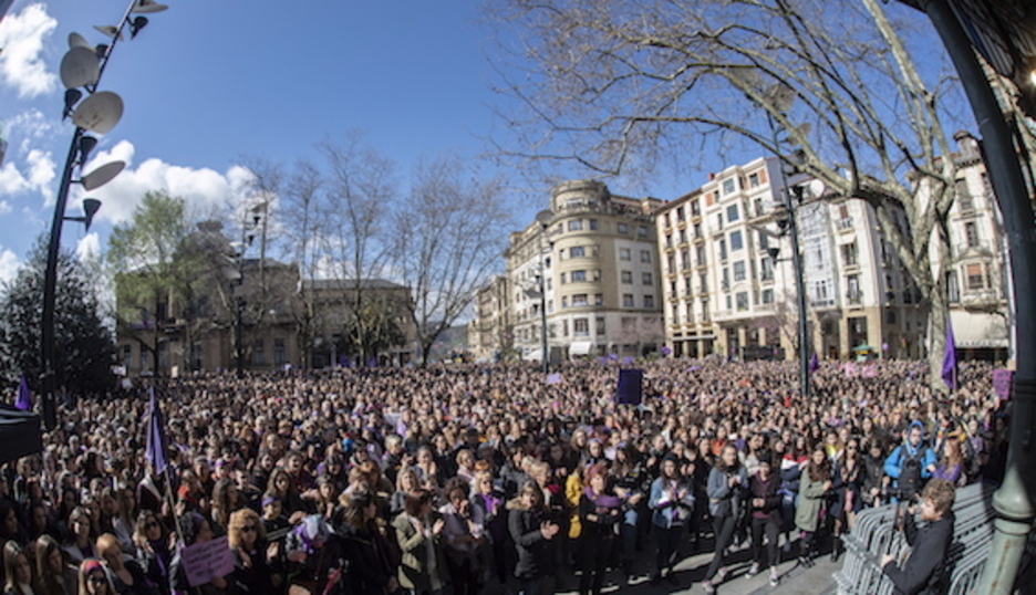 Miles de mujeres en el centro de Donostia. (Jon URBE/FOKU(