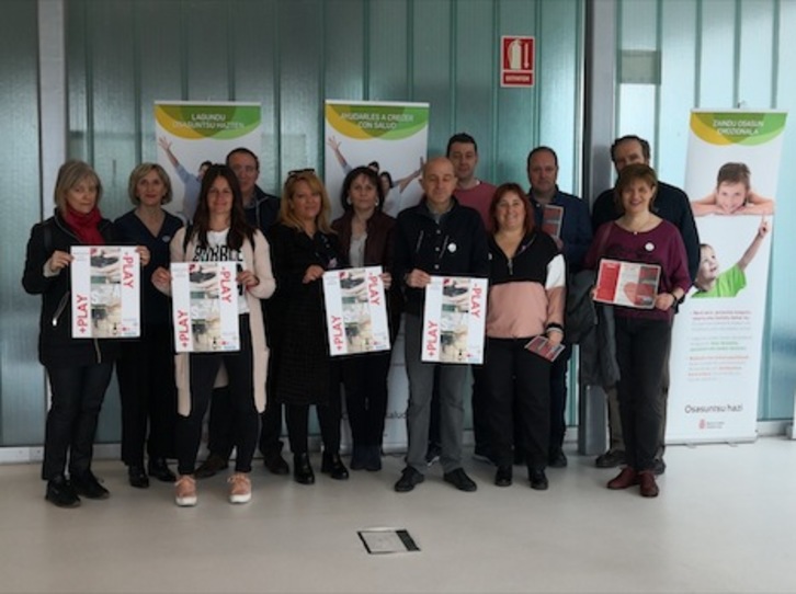 Nicolas Pilart (segundo por la dcha, segunda fila) y Ana Aragonés (segunda por la dcha, primera fila) con representantes de los colectivos participantes en la Semana de la Salud de Sanduzelai. (GOBIERNO DE NAFARROA)