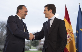 Javier Esparza y Pablo Casado se dan la mano tras rubricar el acuerdo electoral que ahora se amplía a Ciudadanos. (Jagoba MANTEROLA/FOKU)