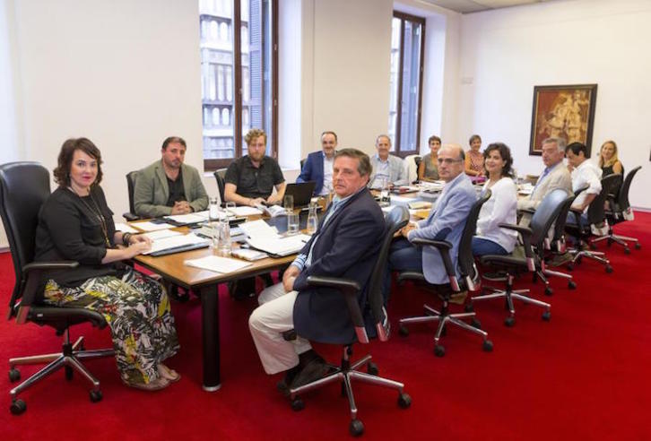 Mesa y Junta de Portavoces en el Parlamento de Nafarroa. 