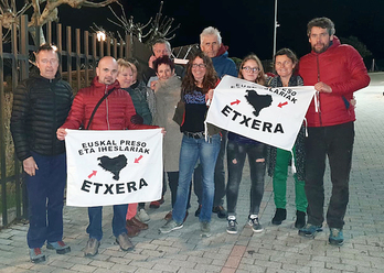 Maite Aranalde, con sus allegados tras abandonar la cárcel. 