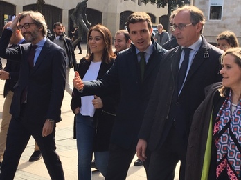  Pablo Casado, ha paseado este mediodía por el centro de Gasteiz, acompañado de cargos del partido. (@gara_iiriondo)