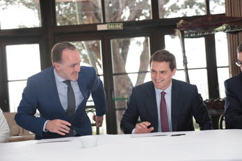 Rivera y Esparza, durante la firma del acuerdo. (Endika PORTILLO/FOKU)