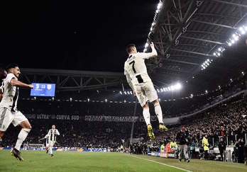 Ronaldo celebra uno de sus tres goles ante el Atlético (Marco BERTORELLO/AFP)