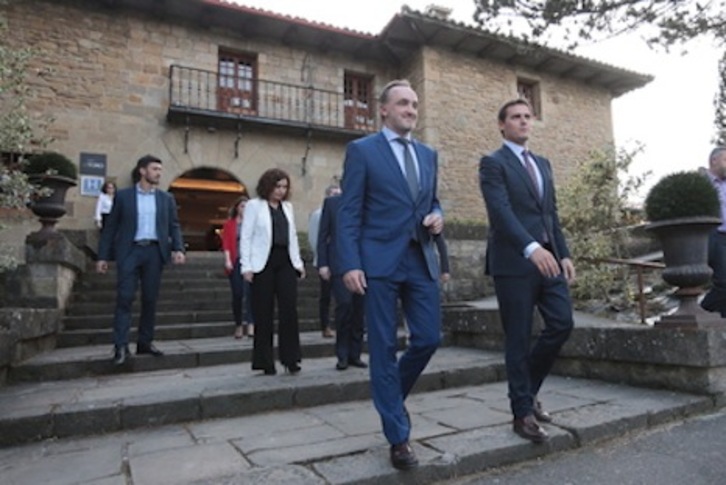 Esparza y Rivera, tras la firma de su acuerdo de coalición. (Endika PORTILLO/FOKU)