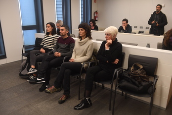 Familiares de Fernandez Iradi y representantes de Sare, durante la sesión de hoy en las Juntas Generales de Gipuzkoa. (Jon URBE / FOKU)