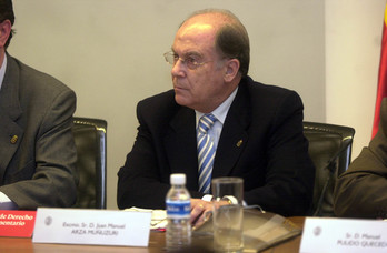 Juan Manuel Arza, en una mesa redonda en 2004. (Lander F. ARROYABE | FOKU)