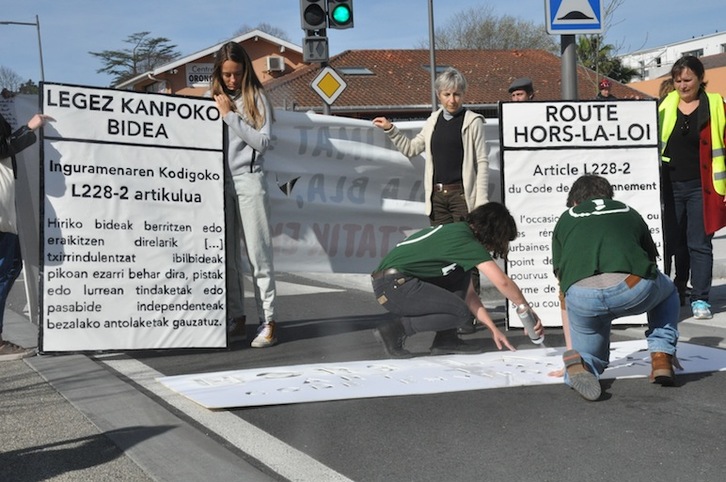 Manifestariak protestarako pankartak prestatzen. (NAIZ)