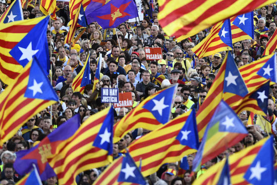 Esteladas y banderas castallanas en Madrid. (Oscar DEL POZO/AFP)