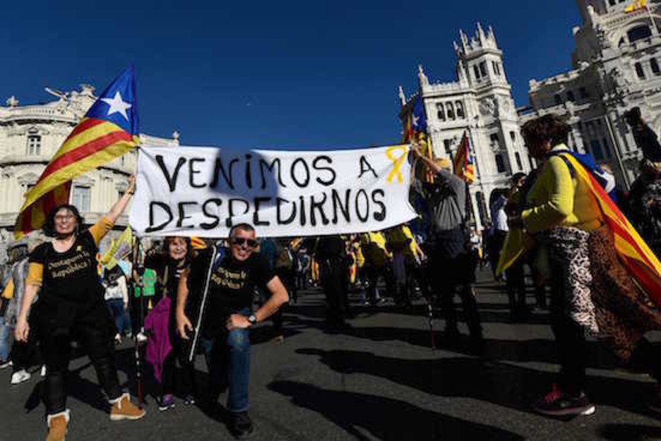 Ciudadanos llegados desde Catalunya en Madrid. (Oscal DEL POZI/AFP)