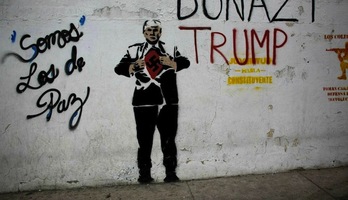 Trumpen kontrako mural bat Caracaseko espaloi batean. (Ariana CUBILLOS /AFP)