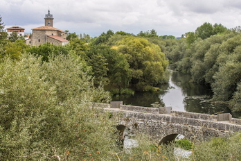 El Zadorra a su paso por Tresponde, en Iruña Oka. (Jaizki FONTANEDA)