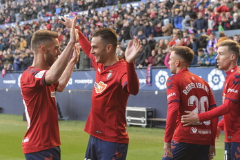 Torres y Villar, 21 goles entre los dos, celebran uno al Majadahonda. (Idoia ZABALETA | FOKU)