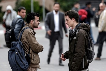 Riccardo Corradini (d) conversa con un amigo en el campus de la Universidad Islámica de Gaza. (Mahmud HAMS / AFP)