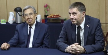 Cuauhtémoc Cárdenas y Arnaldo Otegi, durante el acto de hoy. 