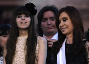 Cristina Fernández (d), junto a su hija Florencia (i) y a su hijo Máximo (c). (Daniel GARCÍA / AFP) 