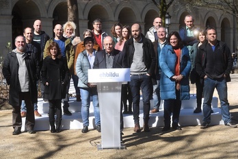 Los candidatos de EH Bildu a las JJGG de Gipuzkoa, con Juan Karlos Izagirre a la cabeza (Jon URBE/FOKU)