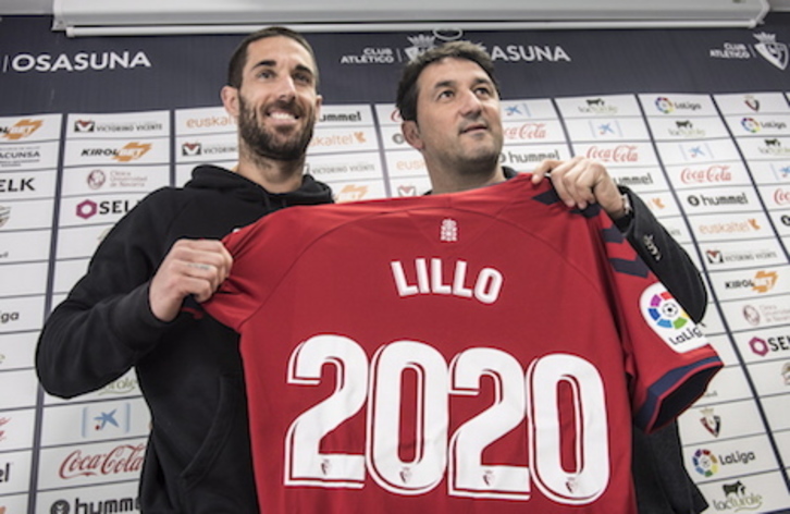 Lillo posa sonriente con Braulio Vázquez y la fecha de su renovación. (Jagoba MANTEROLA / FOKU)