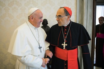 El papa estrecha la mano del cardenal Barbarin. (AFP)