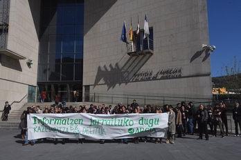 Donostiako epaitegietako atarian egin dute elkarretaratzea. (Jon URBE/FOKU)