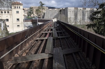 Los trabajos para desmontar la pasarela del Labrit siguen avanzando. (Jagoba MANTEROLA/FOKU)