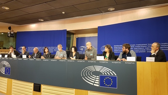 Antxon Ramirez de Alda, padre de Adur Ramirez de Alda, y Edurne Goikoetxea, madre de Ainara Urkijo, acompañados por Aritz Leoz, miembro de la plataforma Altsasukoak Aske han comparecido en el Parlamento Europeo. (Altsasu Gurasoak)