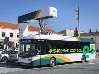 Una villavesa eléctrica de la Línea 9 de Iruñerria recargando en su parada en Renfe. (MANCOMUNIDAD DE IRUÑERRIA)