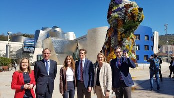 Casado junto a los principales líderes de su partido en la CAV, hoy en Bilbo. (PP)