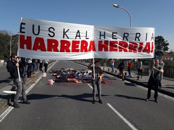 Santiago zubian gazteek buruturiko protesta. @gazteoldartu