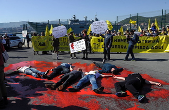 Protesta contra el gasto militar ante el portaaviones atracado en Getxo. (Luis JAUREGIALTZO / FOKU)