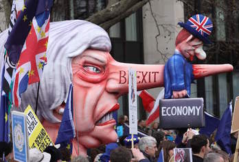 Una marioneta de la Primera Ministra, Theresa May, en la marcha organizada por la campaña pro-europea de votación popular para un segundo referéndum de la UE (Isabel INFANTES/AFP)