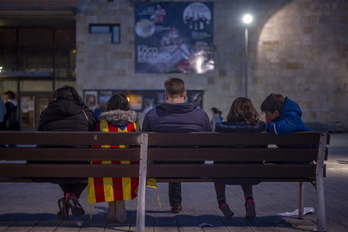 Jóvenes sentados en un banco en Altsasu. (Jaizki FONTANEDA/FOKU)