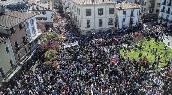 Euskal Herria: La juez Carmen Lamela de la Audiencia Nacional ordena encarcelar a seis vecinos de Altsasu. - Página 2 Altsasu02