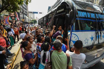 La interrupción del servicio de Metro hizo que muchos caraqueños desbordaran los autobuses. (Juan BARRETO/AFP)