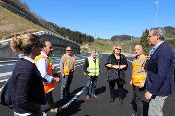 Representantes institucionales han acudido a la apertura de la carretera. (gipuzkoa.eus)