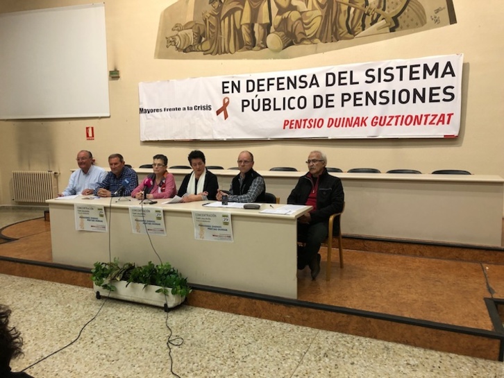 Portavoces de ‘Mayores Frente a la Crisis’ en la sede de UGT en Iruñea (Ibai AZPARREN).